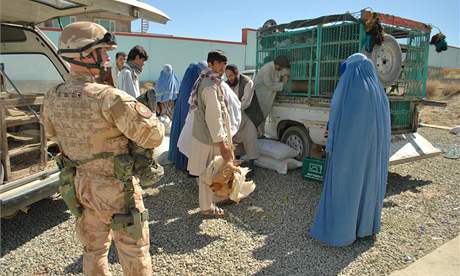 esk PRT v Afghnistnu mstnm pomhaj i se slepicemi