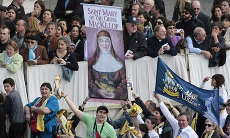 Vící s portrétem sestry Mary MacKillopové ve Vatikánu (17. íjna 2010)
