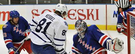 Branká NY Rangers Henrik Lundqvist zasahuje proti Philu Kesselovi z Toronta (v bílém), pihlíí bek Michal Rozsíval.