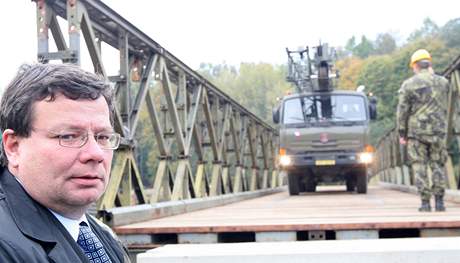 Povodový most v obci Viová. Jeho pedání v ijnu pihlíel ministr obrany Alexandr Vondra.