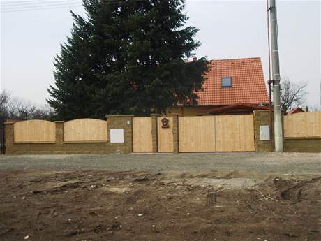 Kandidty za brnnskou ODS Danu Winklerovou a Radomra Jone vin jejich sousedka z toho, e stavli naerno a znehodnotili tak jej pozemek.