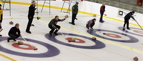 Curling je doslova sport pro vechny. Moc mst, kde by se dal hrt, vak nen.