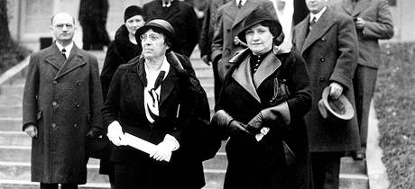 Marie Baová (na snímku vpravo) v roli hostitelky pi návtv Alice Masarykové...