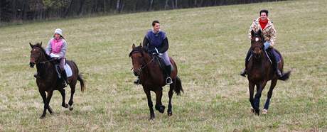 Vendula Gavlasov (vpravo), Iva Jindrov (v rov) a Vra Skalnkov jely do Kuklku volit. (15. jen 2010)