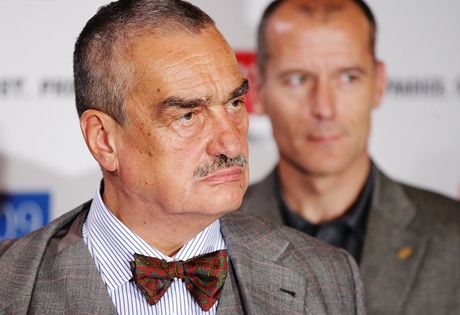 Pedseda TOP 09 Karel Schwarzenberg i kandidát na praského primátora Zdenk Tma vyzvali premiéra Petra Nease, aby dalí jednání o koalici v Praze probíhala za pímé úasti vedení obou stran.