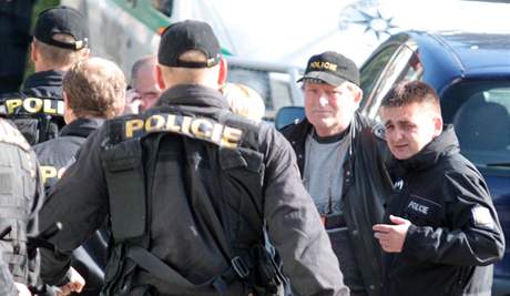 Na pátrání po ztracené Anice dorazil i éf praské policie Martin ervíek (vpravo)