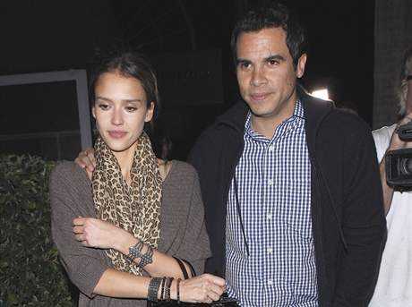 Jessica Alba s manelem odchz po romantick veei z restaurace