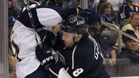 Obrnce Los Angeles Drew Doughty tsn u mantinelu Evandera Kanea z Atlanty.  