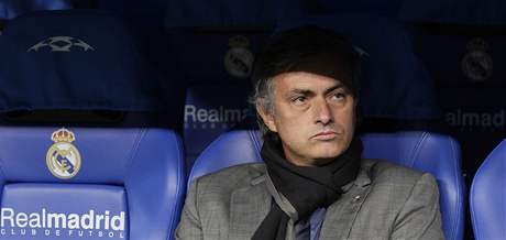 ZAMRAEN GENERL. Jos Mourinho z Realu Madrid se mra, pestoe jeho svenci vedou.