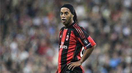 ZKLAMN. Ronaldinho z AC Miln je po porce zklaman.