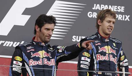 Sebastian Vettel (vpravo) a Mark Webber z Red Bullu na stupnch vtz.