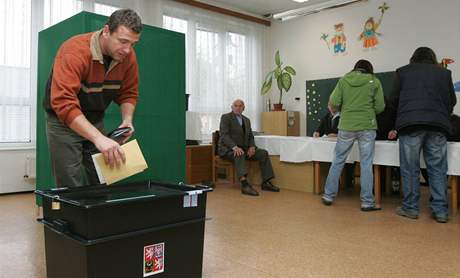 Ti nejvtí strany se ve stedních echách chystají na volby. (Ilustraní snímek)