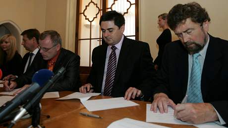 Lídr TOP 09 Ivo Vlach (na snímku vpravo), primátor Martin Novotný z ODS (uprosted) a jednika KDU-SL Ladislav nevajs podepisují koaliní smlouvu.