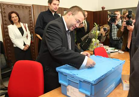 Ministr kolství Josef Dobe u boxu se zadáním státních maturit pi generální zkouce na Sigmundov stední kole strojírenské v Lutín na Olomoucku.