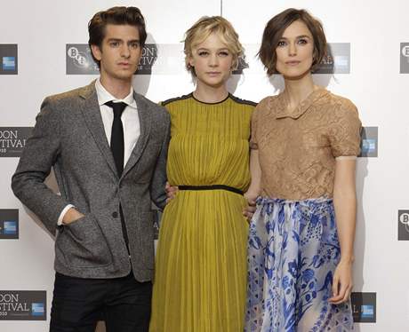 Keira Knightley (vpravo) ,Carey Mulliganov a Andrew Garfield na festivalu v Londn 