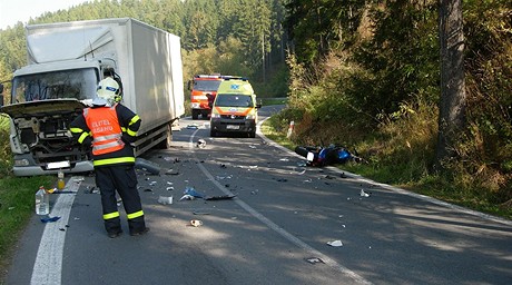 tyiaticetiletý motorká se eln srazil s protijedoucím nákladním vozem. Jeho stav je velmi váný. 