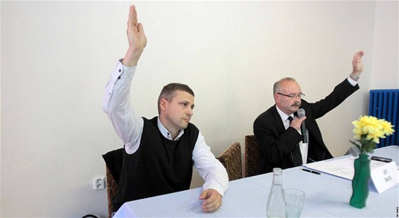 Místostarosta Kolína Roman Pekárek (vlevo) a starosta Jií Bui pi jednání zastupitelstva.