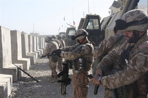Den eského vojáka v Afghánistánu - nabíjení zbraní ped patrolou.