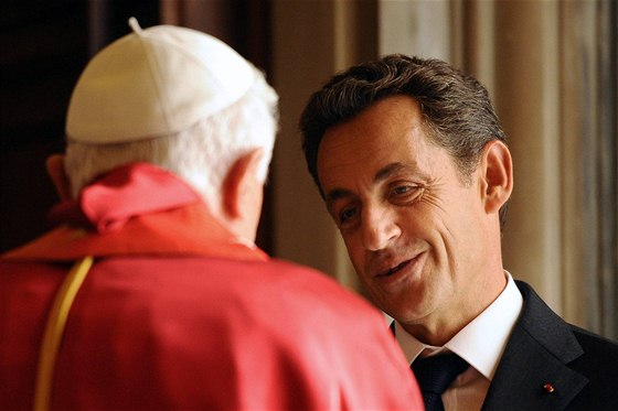 Francouzský prezident Nicolas Sarkozy a pape Benedikt XVI. (8. íjna 2010)