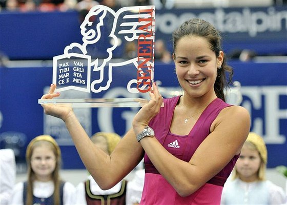 Ana Ivanoviová pózuje s trofejí pro vítzku turnaje v Linci