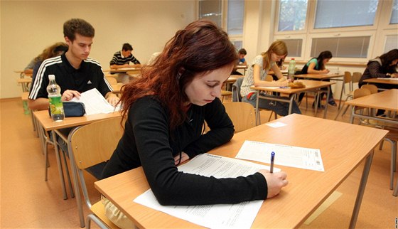 Studenty stední koly eká státní maturita, zápisné i kolné. Ilustraní foto