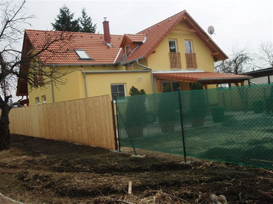 Kandidáty za brnnskou ODS Danu Winklerovou a Radomíra Jonáe viní jejich sousedka z toho, e stavli naerno a znehodnotili tak její pozemek.
