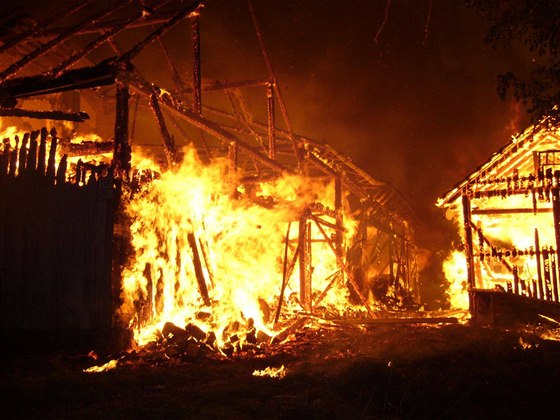 Na Vsetínsku hoel v noci statek, v ohnm zniené stodole nalezli hasii lidské ostatky