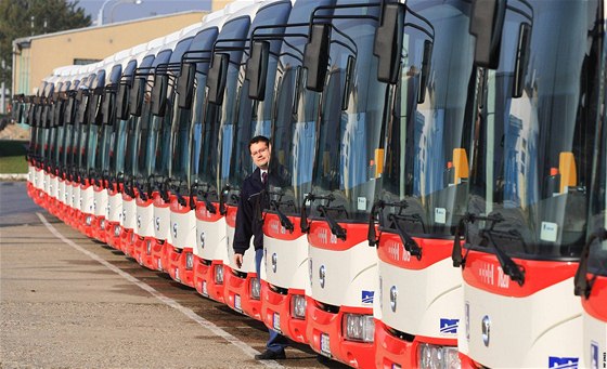 Brnnský dopravní podnik pevzal ve tvrtek 25 nových autobus, kadý z nich pojme a 109 cestujících.