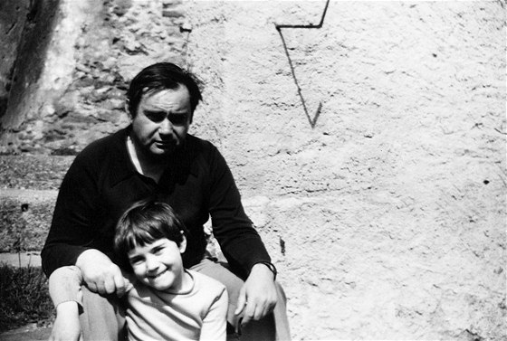 Jií ernohlávek se synem Josefem v polovin 70. let u zdi zámku Kratochvíle