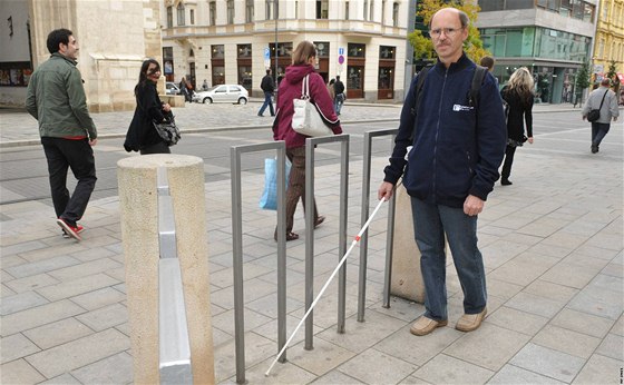 Josef Konený jako konzultant pro odstraování bariér íká úedníkm, kde jsou v jihomoravské metropoli nejvtí pekáky ohroující nevidomé.