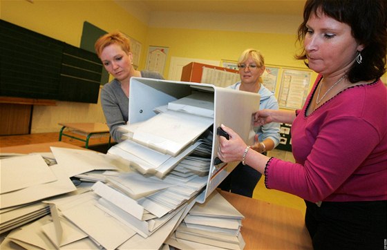 Sítání hlasovacích lístk ve volebním okrsku Slovanské námstí v brnnském Králov Poli. (16. íjna 2010)