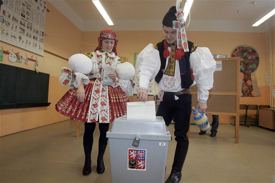 Krojovaná chasa spojila slovácké hody v Maaticích v Uherském Hraditi s volbami. Na základní kole v Maaticích volili Jana Martináková a Jan Verfl. (16. íjen 2010)