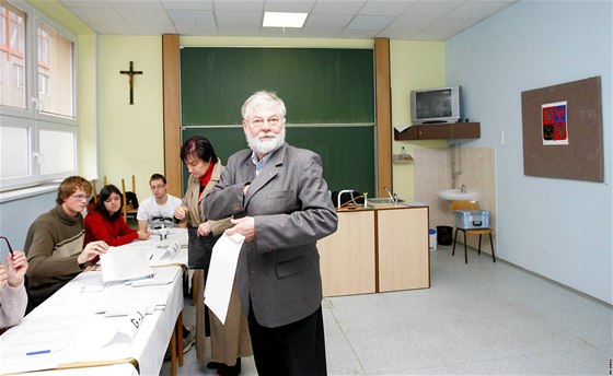 Tebítí zastupitelé budou na tvrtením zasedání hlasovat i o postech dvou neuvolnných místostarost (na snímku kandidát na starostu Pavel Heman z uskupení Heman zpátky na radnici!).