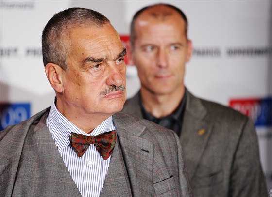 Pedseda TOP 09 Karel Schwarzenberg i kandidát na praského primátora Zdenk Tma vyzvali premiéra Petra Nease, aby dalí jednání o koalici v Praze probíhala za pímé úasti vedení obou stran.