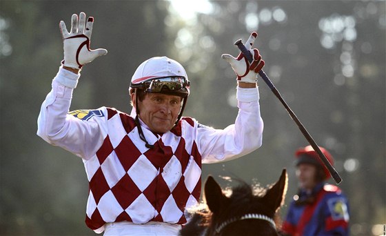 POSEDMÉ. okej Josef Váa se v cíli raduje ze svého sedmého vítzství na Velké pardubické.