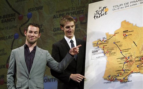 TUDY POJEDEME. U prezentace Tour de France 2011 byli i britský rychlík Mark Cavendish (vlevo) a Andy Schleck, dvojnásobný korunní princ závodu.