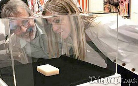 Mýdlo z tuku italského premiéra Silvia Berlusconiho ve výcarském muzeu.