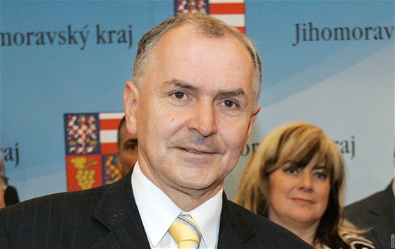 Stanislav Juránek, bývalý lidovecký hejtman Jihomoravského kraje, má anci postoupit do druhé kola senátních voleb.