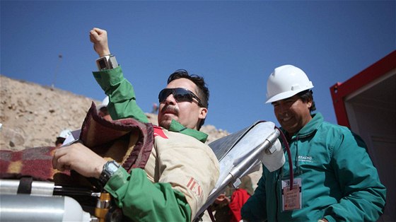 Dvanáctý zachránný chilský horník Edison Pena. (13. íjna 2010)