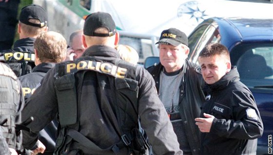 Na pátrání po ztracené Anice dorazil i éf praské policie Martin ervíek (vpravo)