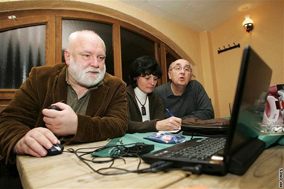 Zleva: Radek Novotný, Hana Janischová a Josef Malý - karlovartí kandidáti strany TOP 09 - sledují prbné výsledky komunálních voleb .