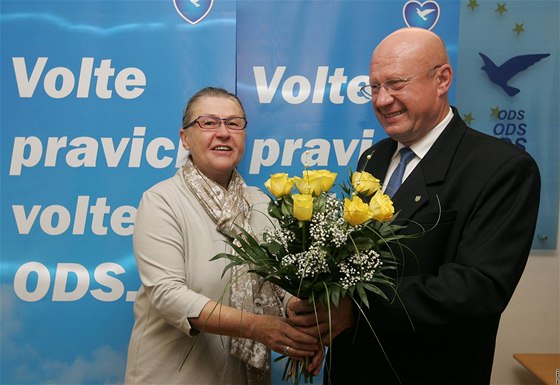 Ped volbami odevzdal hradecký primátor Otakar Divíek ote v ODS Pavle Finfrlové. Ale nepomohlo to.