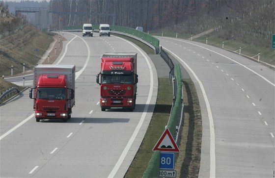 Na vlny na dálnici upozorují znaky, doporuují také nií rychlost. Málokdo se jimi ale ídí.