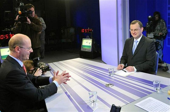 Premiér Petr Neas a lídr SSD Bohuslav Sobotka v televizní diskusi na Prim.
