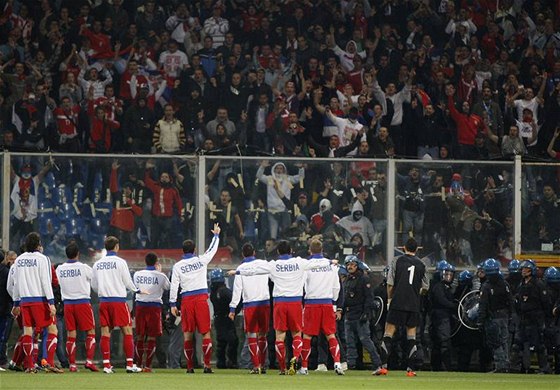 NECHTE TOHO! Srbtí fotbalisté domlouvají svým fanoukm, aby na tribunách u neádili.