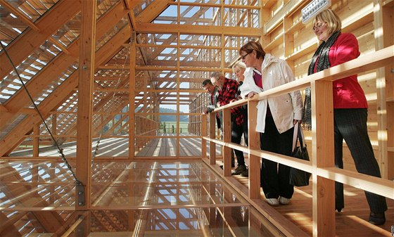 Budova správy mstských les Písek stojí na okraji msta v Píseckých horách. Je postavena jen ze deva a skla a msto pila na 20 milion korun.