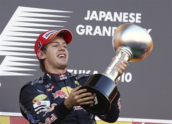 Sebastian Vettel se raduje z vítzství ve Velké cen Japonska.