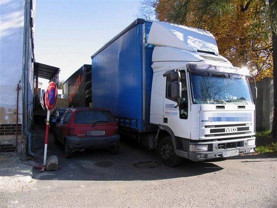 idi kamionu neodhadl vzdálenost a naboural dva zaparkované osobní automobily.