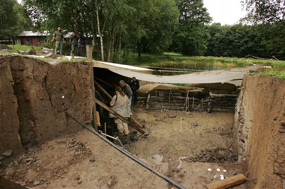 Archeologové nali u díve na úpatí kopce Vlada u lutic unikátní devné roubené konstrukce, ty slouily jako obvodové hráze cisterny, kterou Keltové vybudovali ped dva a pl tisíci lety.