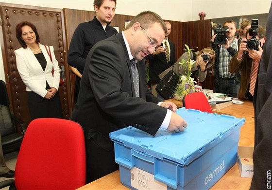 Ministr kolství Josef Dobe u boxu se zadáním státních maturit pi generální zkouce na Sigmundov stední kole strojírenské v Lutín na Olomoucku.